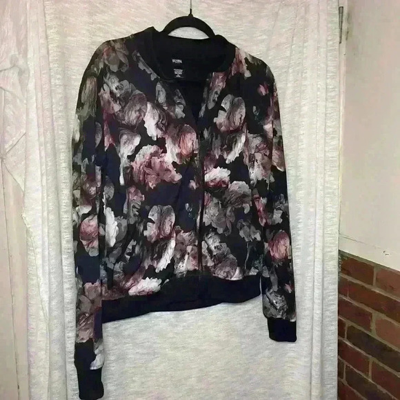 Victoria’s Secret Victoria Sport Floral Design Size Medium - Picture 1 of 15